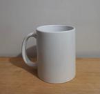 Caneca de porcelana branca lisa