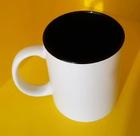 Caneca de porcelana personalizada com interior colorido