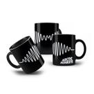 Caneca de Porcelana Preta Banda Arctic Monkeys Album AM Caneca de Porcelana Preta Banda Arctic Monkeys Album AM