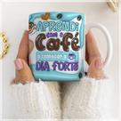 Caneca Estampada Aprendi com o Café a Começar o Dia Forte - 325ml
