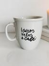 Caneca Livros Velas & Café.