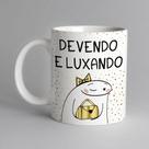 Caneca Meme Flork Devendo e Luxando