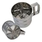 Caneca Peneira Polvilhadora Com Tela E Mexedor - Aço Inox A solução perfeita para peneirar, polvilhar e mexer ingredient