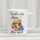 Caneca Porcelana A Vida com Jesus é Mais Doce Que Mel Est. Pooh Turma - Religião Zlprint