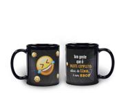 Caneca Preta Humor Emoticon Tem Gente Que É Pacote Completo: Além de Lixo É Um Saco