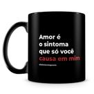 Caneca Sintoma de Você - 100% Preta - Trechos de Poesia Caneca Sintoma de Você - 100% Preta - Trechos de Poesia