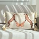 Capa Almofada Veludo Decorativa Dupla Onça Pintada, com Tassel Off White 45x30 Capa Almofada Veludo Decorativa Dupla Onça Pintada, com Tassel Off White 45x30