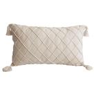 Capa de almofada retangular drapeada em suede creme com pompons