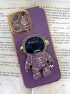 Capa de celular compatível com iPhone 14 Pro Max Astronauta Cor:Roxo