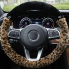 Capa De Volante Pelúcia Luxo Personalizadas Com 2 Strass Cor:Onça Com PretoPingente:Coroinha