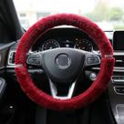 Capa Volante Carro Feminina Pelúcia Vermelha Brilho Strass Luxo 38cm Capa Volante Carro Feminina Pelúcia Vermelha Brilho Strass Luxo 38cm