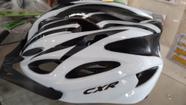 Capacete ciclista com viseira e pisca