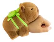 Capivara De Braço Brinquedo Pulseira Pelúcia Filó Com Mochila Bracelete
