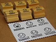 Carimbo Pedagógico com Emojis e Mensagens Motivacionais em Português - Kit com 6 Peças Carimbo Pedagógico com Emojis e Mensagens Motivacionais em Português - Kit com 6 Peças