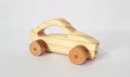 Carrinho de madeira maciça 1. Brinquedo artesanal e decoração.