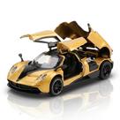 Carro de corrida dourado, metal fundido, três portas que abrem. Carro de corrida dourado, metal fundido, três portas que abrem.