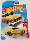 Carro de metal fundido Mattel Hot Wheels '55 Chevy amarelo com chamas
