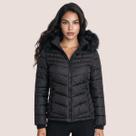 Casaco Feminino Puffer Peluciado Com Zíper Capuz Removível e Modelagem Longa Casaco Feminino Puffer Peluciado Com Zíper Capuz Removível e Modelagem Longa