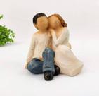 Casal Sentado Abraçados De Resina Decoração 10cm Altura