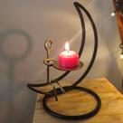 Castiçal Decorativo Artesanal Lua com Boneco Sentado em Ferro Suporte para Vela Retrô Aconchegante