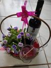 Cesta com flores artificiais com vinho