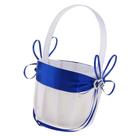 Cesta de flores de casamento branca elegante com fita azul