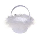 Cesta de flores de casamento: elegante renda branca e penas