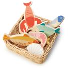 Cesta de frutos do mar de brinquedo Tender Leaf Toys com 6 frutos do mar de madeira 3+