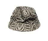 Chapéu bucket com estampa floral em preto e branco, perfeito para um visual estiloso e moderno. Ideal para compor looks