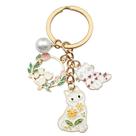 Chaveiro de gato branco fofo com design de pérolas e grinaldas florais