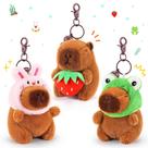 Chaveiro de pelúcia Achwishap Capybara com chapéu de coelho, chapéu de sapo e morango