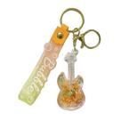 Chaveiro: guitarra fofa de desenho animado com design de óleo de frutas em acrílico Chaveiro: guitarra fofa de desenho animado com design de óleo de frutas em acrílico