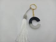 Chaveiro personalidade com letra C em resinana cor preto e branco