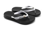 Chinelo Confortável Com Solado Macio e Detalhe Em Metal