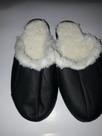 Chinelo de couro forrado com pelinho