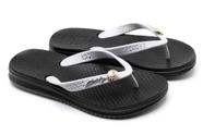 Chinelo De Dedo Com Detalhe Em Metal Confortável Vegano