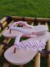 Chinelo de trama com perolas de miçangas.