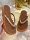 Chinelo Feminino Plataforma Com Tiras Em Strass Caramelo