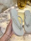 Chinelo Feminino Plataforma Com Tiras Em Strass Off White