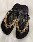 Chinelo feminino preto com flores douradas sofisticação e brilho em cada passo Chinelo feminino preto com flores douradas sofisticação e brilho em cada passo
