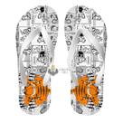 Chinelo Garfield arranhando