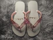 Chinelo Havaianas Decorado com Pedrarias de Luxo cam alça rosa/branca Chinelo Havaianas Decorado com Pedrarias de Luxo cam alça rosa/branca