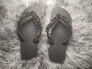 Chinelo Havaianas Decorado com Pedrarias de Luxo Preta com Dourado Chinelo Havaianas Decorado com Pedrarias de Luxo Preta com Dourado
