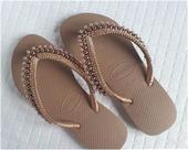 Chinelo marrom com detalhe