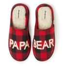 Chinelos Dearfoams Papa Bear Buffalo Plaid para homens Chinelos Dearfoams Papa Bear Buffalo Plaid para homens