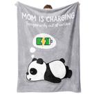 Cobertor Craftique Mom is Charging, flanela macia de 152 x 127 cm Cobertor Craftique Mom is Charging, flanela macia de 152 x 127 cm
