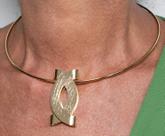 Colar Choker Aro Liso com Pingente Entrelaçado Banhado em Ouro 18K