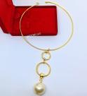 Colar Choker Aro Liso Fino detalhe Circulares Vazado com Pingente Pérola Grande Folheado Ouro Dourado Moda Luxo Colar Choker Aro Liso Fino detalhe Circulares Vazado com Pingente Pérola Grande Folheado Ouro Dourado Moda Luxo