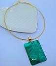 Colar Choker Aro Liso Rigido Folheado Ouro Antialérgico com Pingente Retangular Resinado Pérolado Verde Tendência Moda