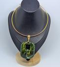 Colar Choker aro liso Rígido folheado ouro com Pingente pedra Madripérola retangular detalhe vazado Luxo Festa Tendência